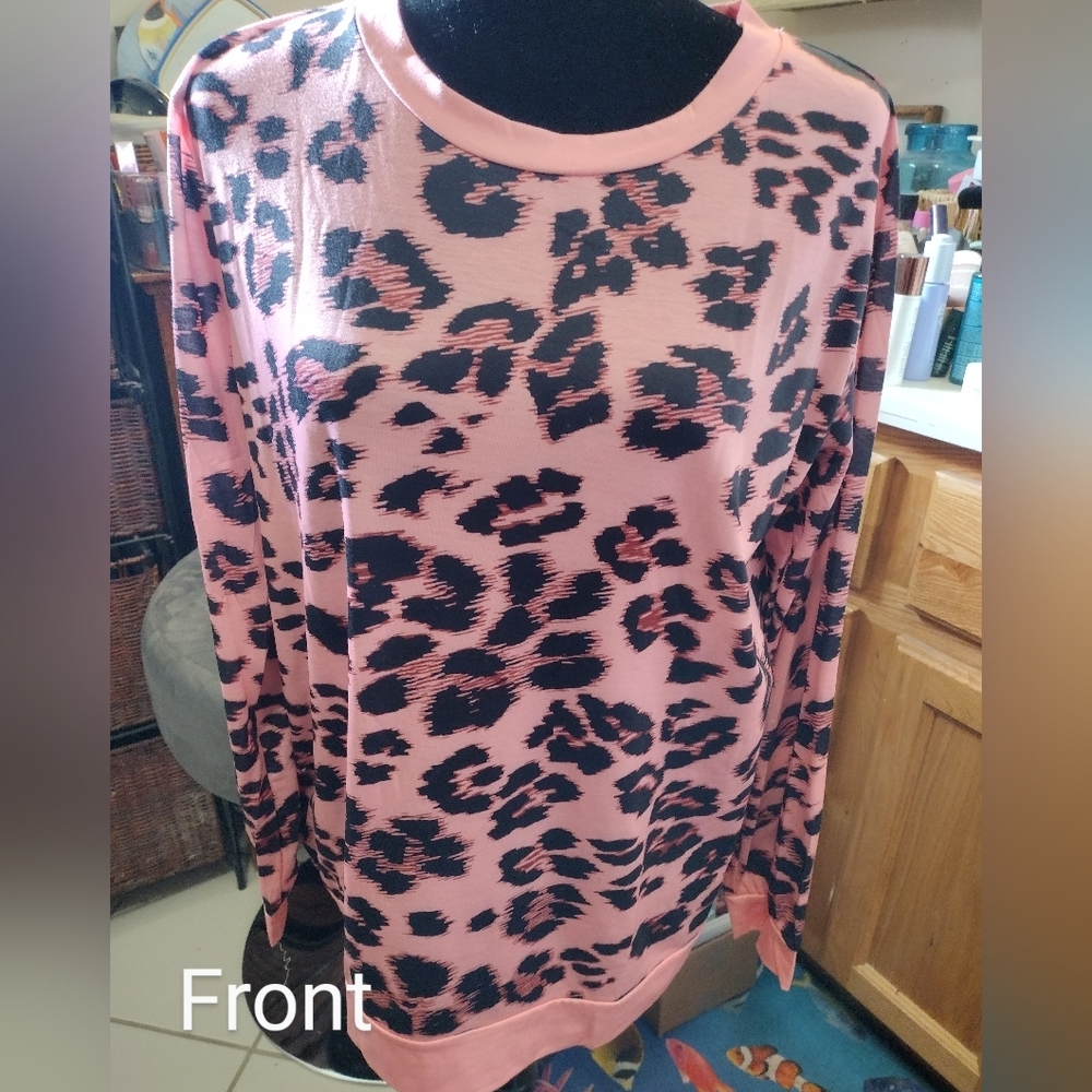 Pink Leopard Slightly Oversized SZ L Long Sleeved Banded Top/ Camissa